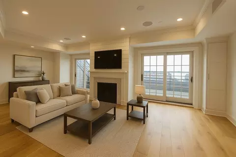 374-398 Bunker Hl #306, Charlestown, MA 02129