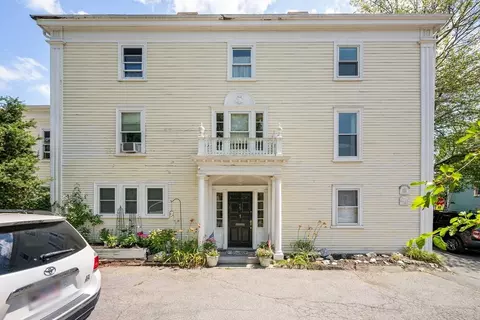 1 Green St #5, Marblehead, MA 01945