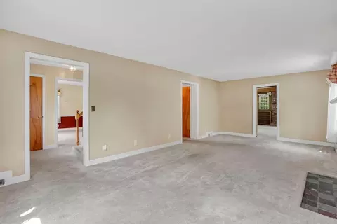 27 Oregon St, Springfield, MA 01118 photo 4