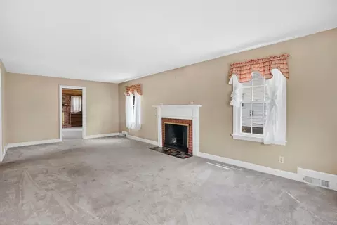 27 Oregon St, Springfield, MA 01118 photo 7