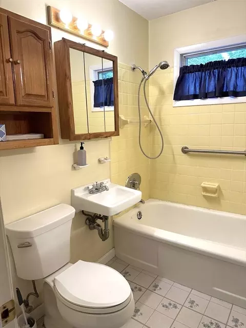 86 Bailey St, Worcester, MA 01602 photo 17