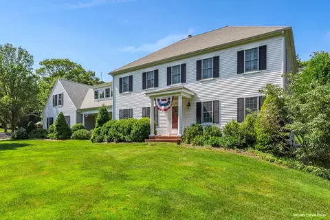 41 Lakeview Dr, Centerville, MA 02632