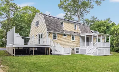 28 Stoney Cliff Rd, Barnstable, MA 02632