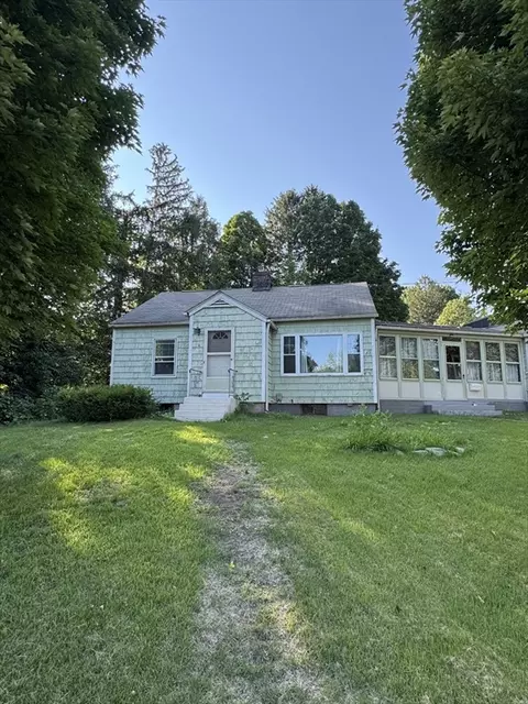 2 Bunker Hl, South Hadley, MA 01075