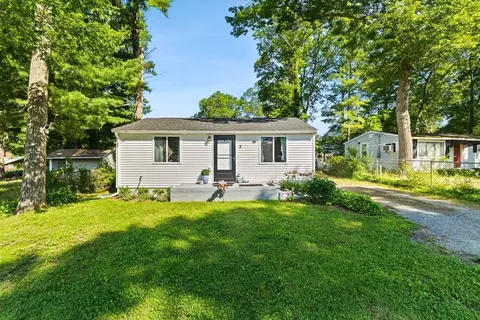 3 Violet St, Lakeville, MA 02347