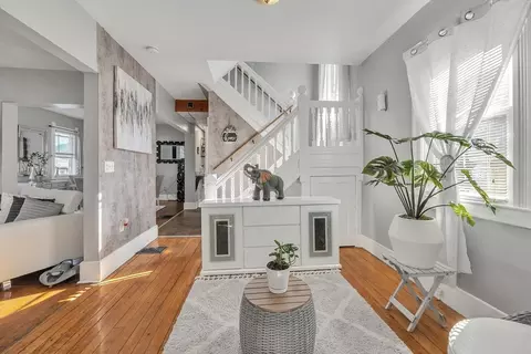 Entry Way - 32 Clifford St, Springfield, MA 01109 photo 2 of 3