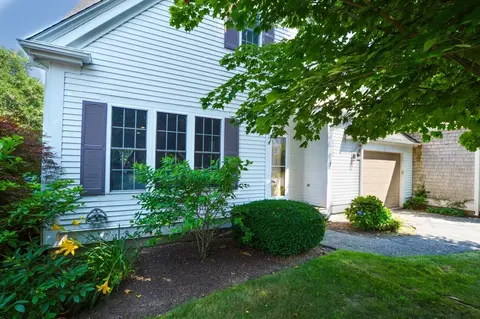 17 Stratford Rdg #17, Mashpee, MA 02649