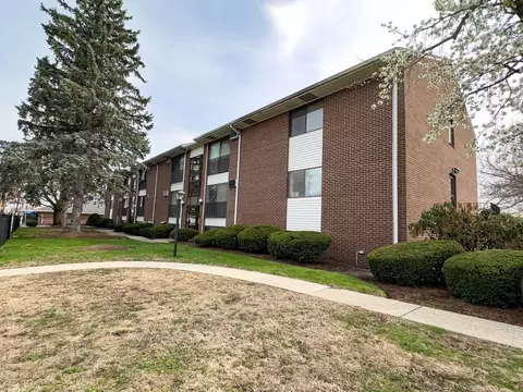172 River St #B7, Waltham, MA 02453