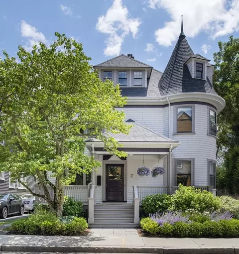 7 Dana St, Brookline, MA 02445