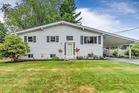 10 Buttercup Ln, Medway, MA 02053