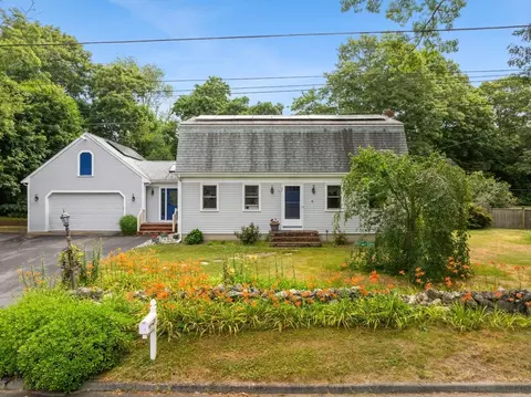 10 Gosnold St, Mattapoisett, MA 02739