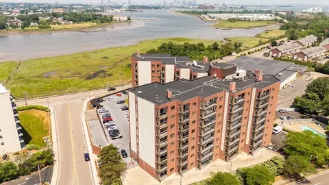 90 Quincy Shore Dr #417, Quincy, MA 02171