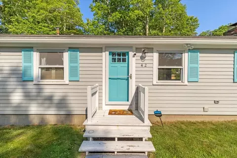 42 Edgewater Dr W, Falmouth, MA 02536