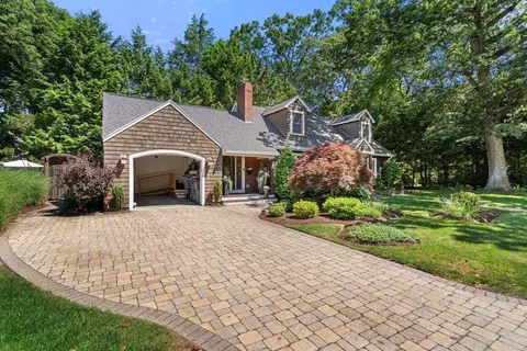 Exterior - 21 Hickory Rd, Wellesley, MA 02482 photo 4 of 10