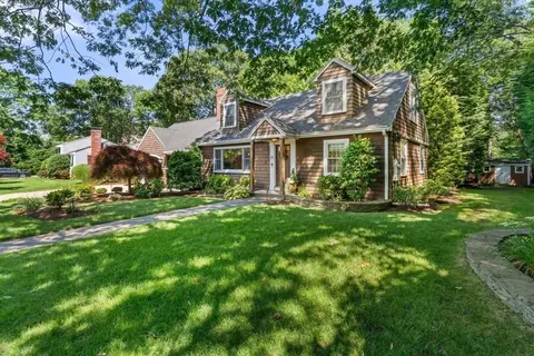 Exterior - 21 Hickory Rd, Wellesley, MA 02482 photo 2 of 10
