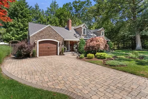 Exterior - 21 Hickory Rd, Wellesley, MA 02482 photo 5 of 10