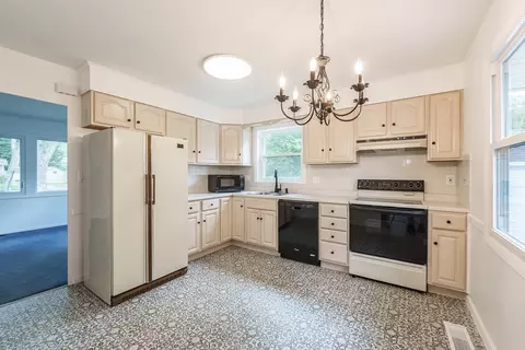 24 Higgins St, Springfield, MA 01108 photo 5