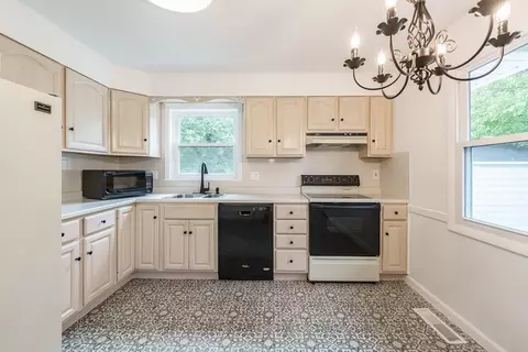 24 Higgins St, Springfield, MA 01108 photo 7
