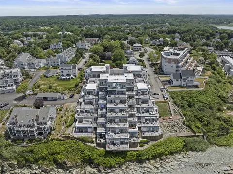 40 Oceanside Dr #40, Hull, MA 02045
