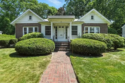 22 Stoneleigh Cir, Watertown, MA 02472