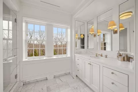Bath - 4 Willow Rd, Weston, MA 02493 photo 3 of 4