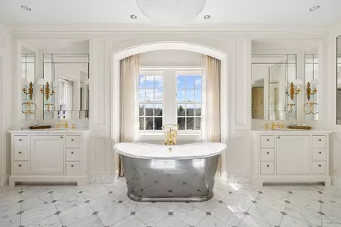 Bath - 4 Willow Rd, Weston, MA 02493 photo 2 of 4