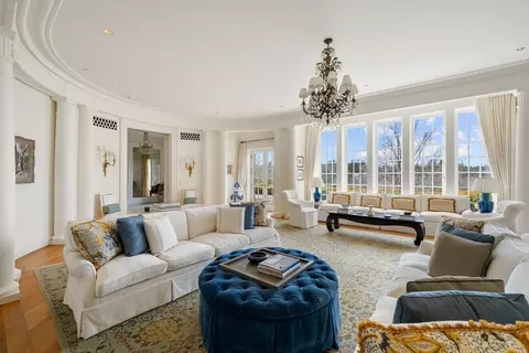 Living - 4 Willow Rd, Weston, MA 02493 photo 2 of 5