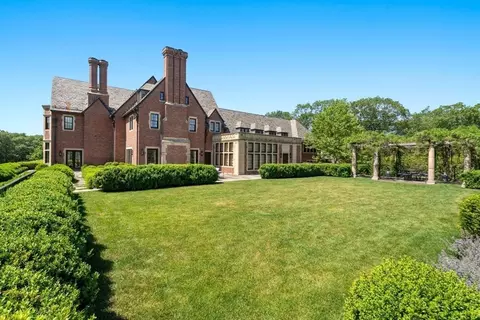 Exterior - 4 Willow Rd, Weston, MA 02493 photo 5 of 9