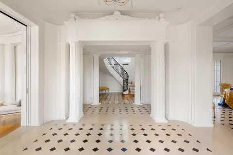 Entry Way - 4 Willow Rd, Weston, MA 02493 photo 1 of 3