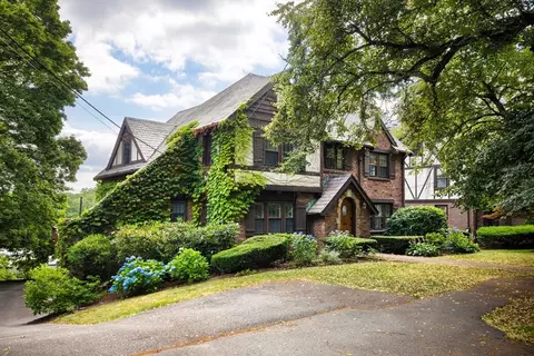 55 Goodnough Rd, Chestnut Hill, MA 02467