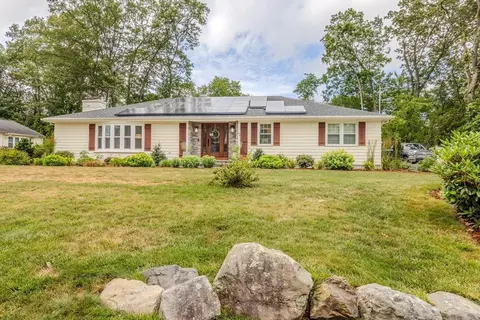 39 Sunset Dr, Seekonk, MA 02771