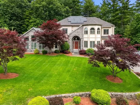 16 Woodberry Way, Dracut, MA 01826