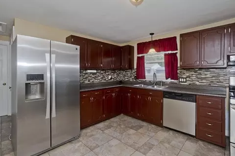 27 Michael St, Springfield, MA 01129 photo 5