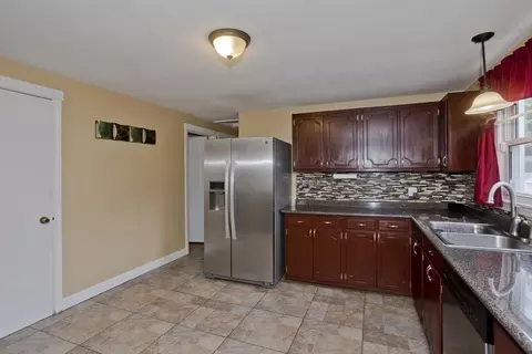 27 Michael St, Springfield, MA 01129 photo 9