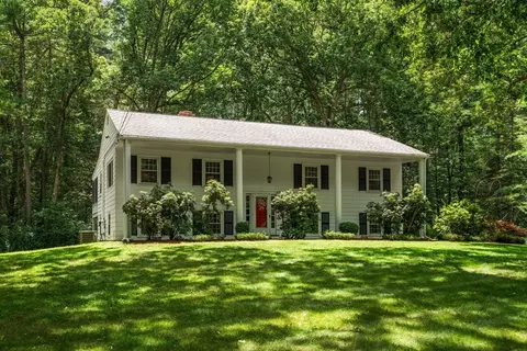 7 Old Causeway Rd, Bedford, MA 01730