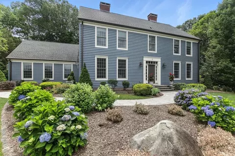 3 Valley View Dr, Wilbraham, MA 01095