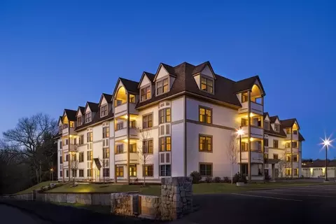 12 Russell Rd #405, Wellesley, MA 02482