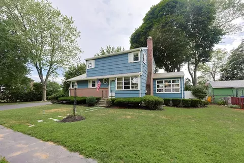 7 Richard Cir, Woburn, MA 01801