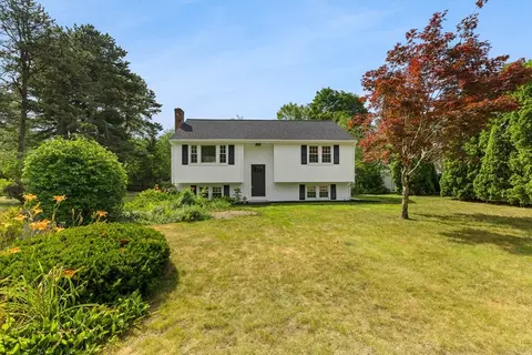 37 Roxanne Sq, North Attleboro, MA 02760