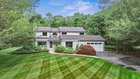 44 Raymond Dr, Seekonk, MA 02771