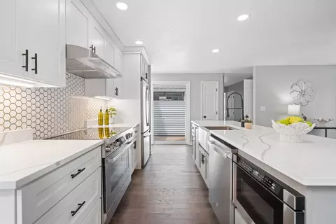 Kitchen - 59 Cross St, Hingham, MA 02043 photo 6 of 7