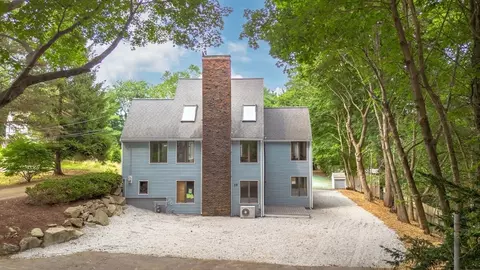 Exterior - 59 Cross St, Hingham, MA 02043 photo 2 of 4