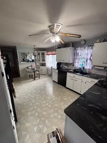 135 Bulat Dr, Springfield, MA 01129 photo 2