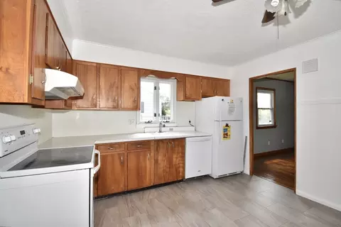 631 James St, Chicopee, MA 01020 photo 4