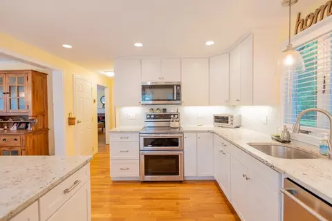 Kitchen - 14 Charles Dr, Franklin, MA 02038 photo 3 of 3