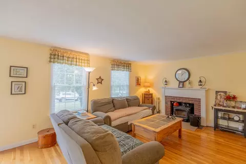 Living - 14 Charles Dr, Franklin, MA 02038 photo 1 of 3