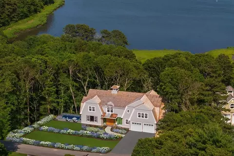 61 Shoestring Bay Rd, Mashpee, MA 02649