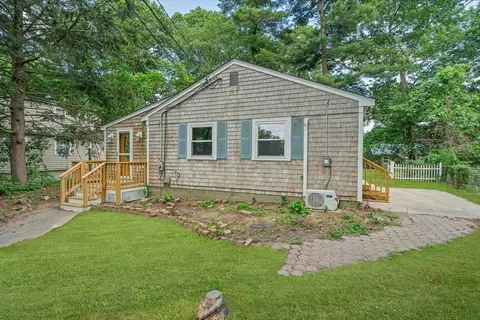 13 Hickory Rd, Halifax, MA 02338