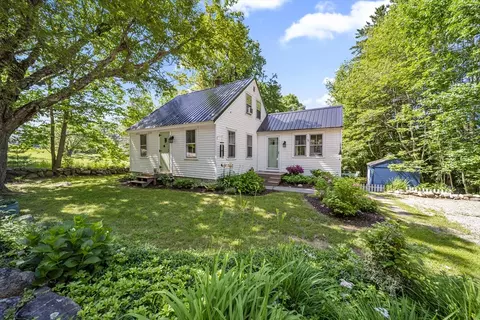 585 Governor Wentworth Hwy, Wolfeboro, NH 03894