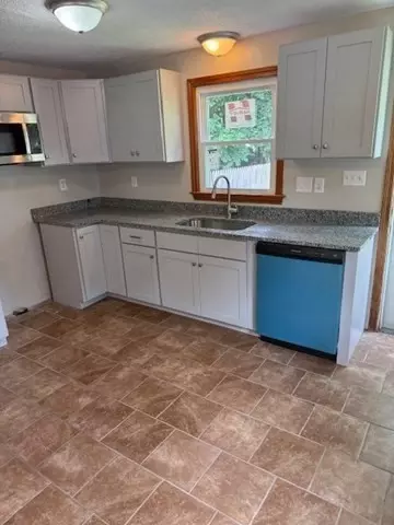 58-60 Pendleton Ave, Springfield, MA 01109 photo 4